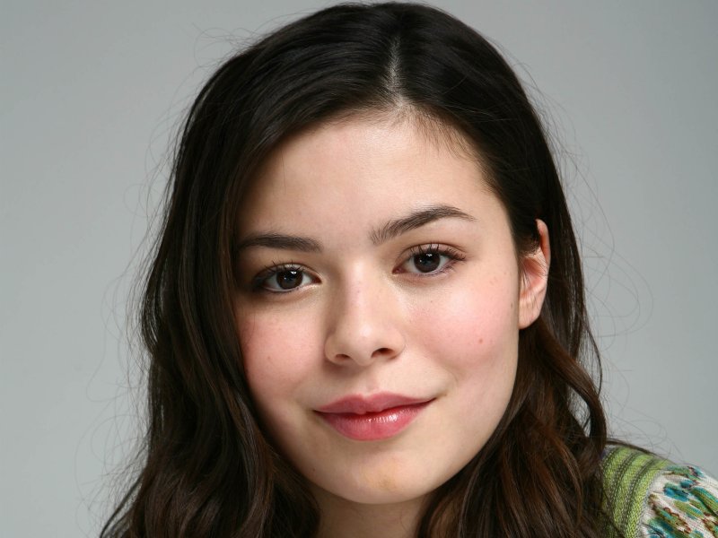 http://st.kinopoisk.ru/im/wallpaper/9/8/5/kinopoisk.ru-Miranda-Cosgrove-985309--w--800.jpg